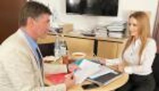 "الحب الخطر".. نائب ألماني يقع بشباك ممثلة أفلام إباحية