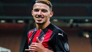 إسماعيل بن ناصر لاعب وسط ميلان