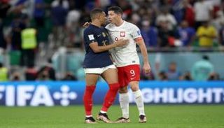 كيليان مبابي وروبرت ليفاندوفسكي في مباراة فرنسا وبولندا