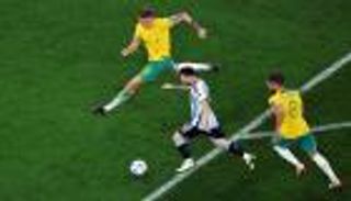 على طريقة مارادونا.. ميسي يخترق دفاع أستراليا (فيديو)