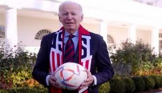 الرئيس الأمريكي جو بايدن حاملا كرة كأس العالم 