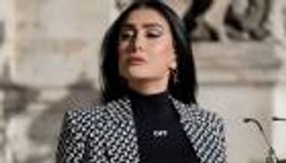 غادة عبد الرازق في إطلالة باريسية.. تنورة قصيرة وتوب شفاف (صور)