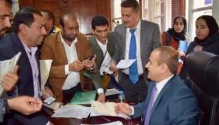 مبتعثون أمام وزير التعليم العالي الموالي للإخوان - متداولة