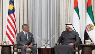 الشيخ محمد بن زايد آل نهيان خلال لقاء ملك ماليزيا 