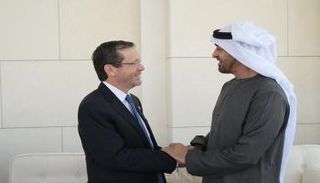 الشيخ محمد بن زايد آل نهيان خلال لقاء رئيس إسرائيل