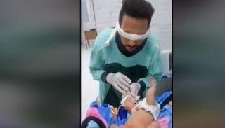 ممرض معصوب العينين يركب كانيولا لرضيع