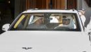 محمد بن زايد يصل قطر وتميم بن حمد في مقدمة مستقبليه