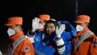 رواد فضاء صينيون يعودون للأرض بعد رحلة تاريخية