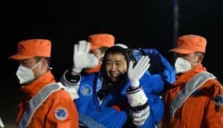 أحد رواد الفضاء العائدين للأرض