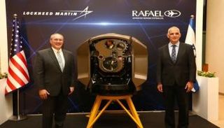 مسؤولان من لوكهيد ورفائيل بجانب النظام  الدفاعي الجديد