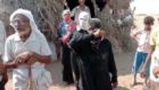 جريمة أمام عدسة الكاميرا.. عصابة "نهب" حوثية تقتل وتصيب 5 مدنيين