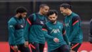 أين محمد صلاح؟.. لحظة وصول ليفربول للمشاركة في كأس سوبر دبي (فيديو)
