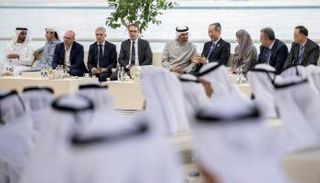 الشيخ محمد بن زايد آل نهيان يتوسط عددا من المشاركين في الحدث