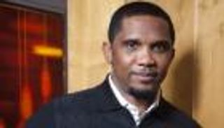 بعد واقعة التعدي.. صامويل إيتو يعتذر ويدين الجماهير الجزائرية