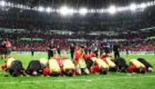 دموع وفرحة الأم.. لحظات إنسانية تخترق احتفالات المغرب في كأس العالم