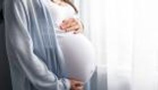 امرأة "على وشك الولادة" تغير مصير 14 راكبا في طائرة