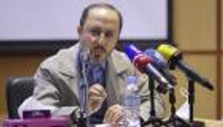 حكومة إيران تعين مقربًا من خامنئي متحدثًا باسم "الوزراء"