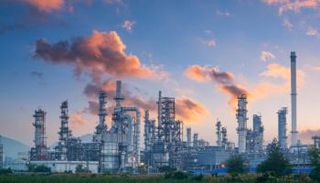 أحد حقول النفط في دولة الإمارات