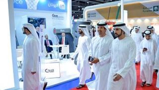 الشيخ حمدان بن محمد بن راشد آل مكتوم خلال زيارته لمعرض "الخمسة الكبار"