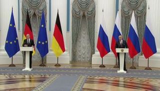 شولتز وبوتين خلال مؤتمر صحفي بموسكو - أرشيفية