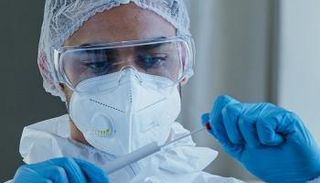 طبيب يرتدي ملابس وقائية - أرشيفية