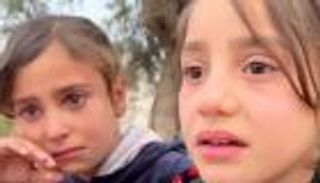 طفلة سورية تُبكي الملايين: بردانة وجوعانة من يوم ما اتوفى أبونا (فيديو)