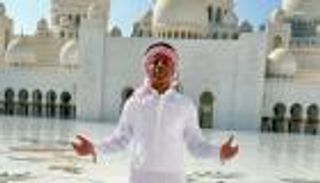 مؤثر إماراتي يعلِّم اليوتيوبر الأمريكي الشهير سبيد الصلاة (فيديو)
