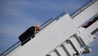 بايدن يتعثر عند صعود سلم الطائرة