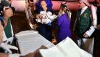 توأم سيامي نيجيري يصل إلى الرياض لدراسة إجراء "عملية الفصل" (صور)