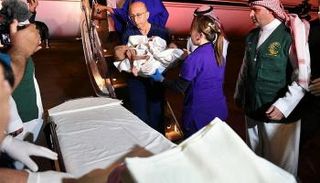 التوأم السيامي النيجيري يصل إلى الرياض