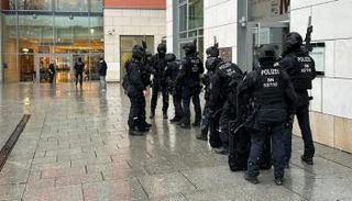 الشرطة قرب مكان احتجاز الرهائن