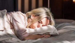 سيدة تعاني من مرض الفيبروميالجيا - أرشيفية