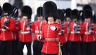 دعوى قضائية ضد قبعات الحرس الملكي البريطاني.. ما القصة؟