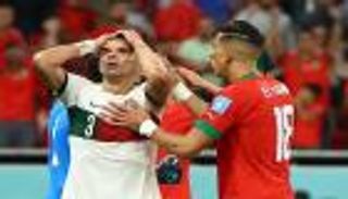 لقطة اليوم في المونديال.. مدافع المغرب يقبل رأس بيبي بعد ضمان التأهل