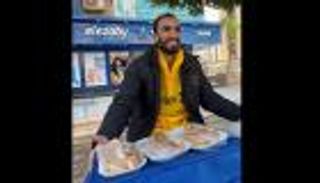 "كُل من يد الكفيف".. قصة شاب مصري تحدى ظروفه بالعزيمة والإيمان (خاص)