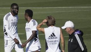 كارلو أنشيلوتي مع نجوم ريال مدريد