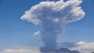 نشاط بركان لاسكار يتصاعد.. عمود دخاني بارتفاع 6 آلاف متر