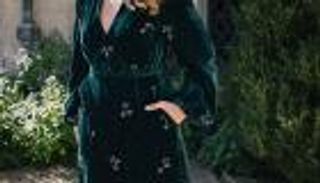 الفستان المخملي.. إطلالة أنيقة بكل الألوان والقصّات (صور)