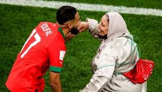 سفيان بوفال يحتفل مع والدته