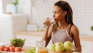 الفركتوز يمتاز بقوة تحلية أكبر من سكر المائدة العادي