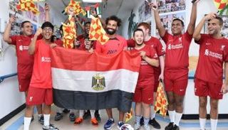 محمد صلاح يتوسط طلبة المركز