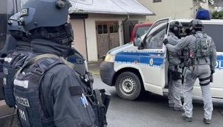 عناصر الشرطة خلال مداهمات 