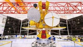 القمر الصناعي العملاق 