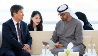  الشيخ محمد بن زايد آل نهيان يتسلم الرسالة الخطية