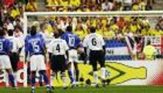 مباراة مونديالية لا تُنسى.. خدعة رونالدينيو تنهي حلم جيل إنجلترا الذهبي