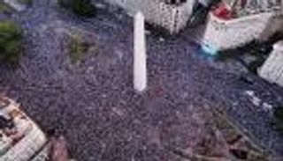 بالرايات والأبواق.. جماهير الأرجنتين تغزو الشوارع احتفالا بكتيبة ميسي