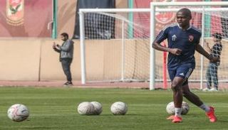 بيرسي تاو في تدريبات الأهلي