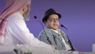 الفنان محمد هنيدي خلال حضوره معرض جدة للكتاب