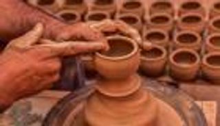 لهيب الدولار في مصر "يلسع" عمال الحرف اليدوية.. قصص واقعية