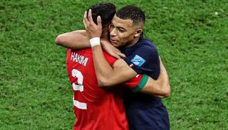 لاعب منتخب فرنسا كيليان مبابي يواسي أشرف حكيمي بعد انتهاء المباراة 